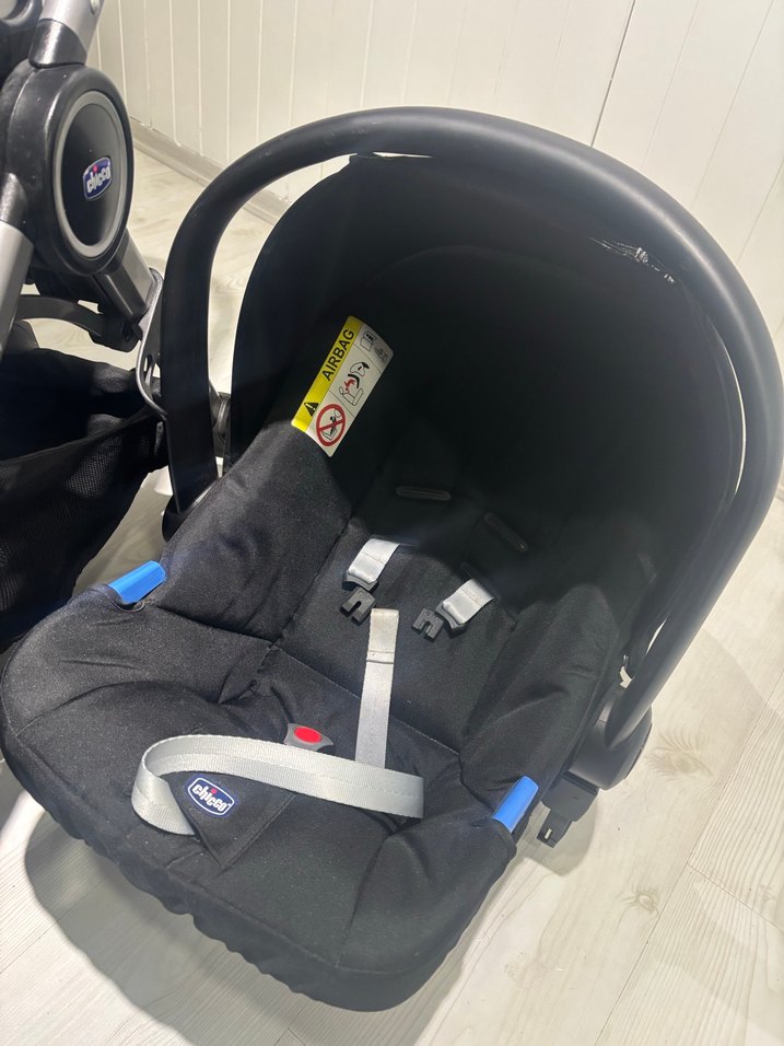 Gri ve Siyah Bebek Arabası ve Taşıma Koltuğu - Görsel 3