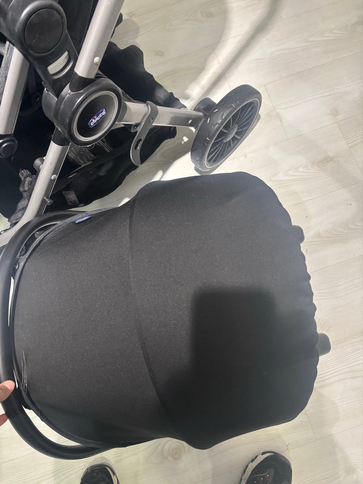 Gri ve Siyah Bebek Arabası ve Taşıma Koltuğu - Görsel 4