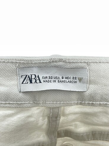 32 Beden beyaz Renk Zara Mini Şort %70 İndirimli.