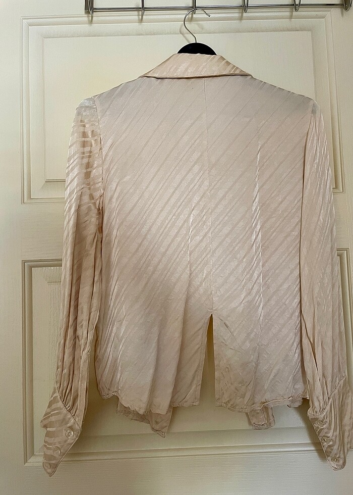 Melis Ağazat X Sivri Yaka Saten Gömlek - Görsel 5