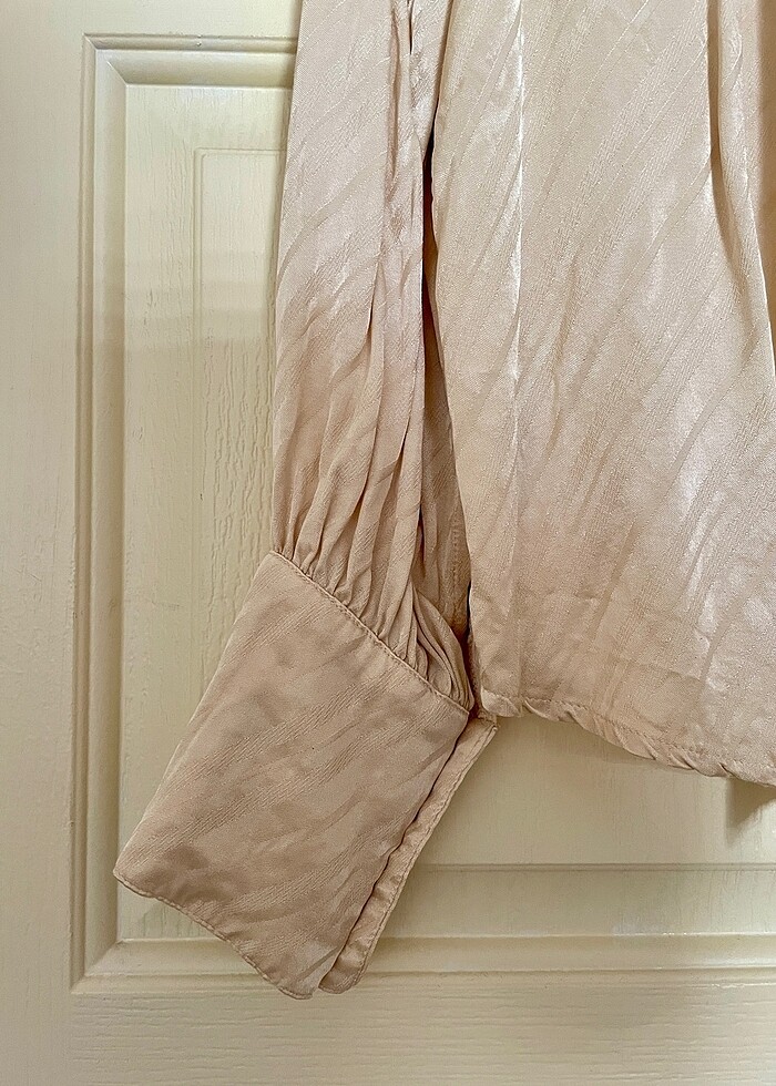 Melis Ağazat X Sivri Yaka Saten Gömlek - Görsel 3