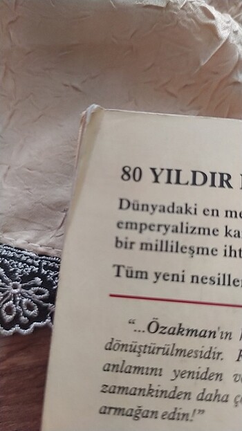 Beden Renk Şu Çılgın Türkler ( ciltsiz ). Yazar : Turgut Özakman