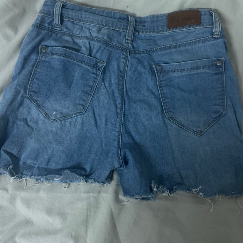 Nakışlı Mavi Mini Denim Şort - Görsel 3
