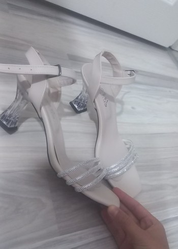 iki kere kullanildi Beyaz Tokalı Kadın Topuklu Ayakkabı