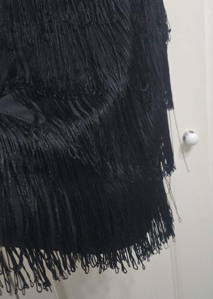 Siyah püskülli elbise - Görsel 4
