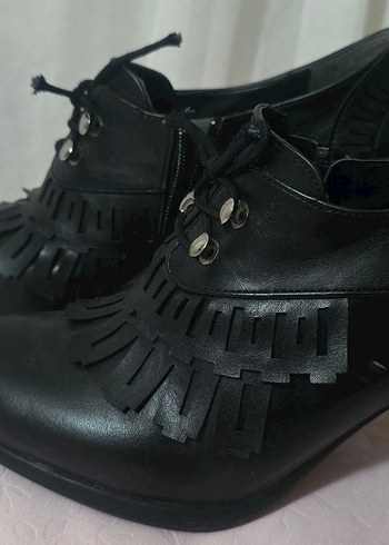 Püsküllü Siyah Topuklu Kadın Bot - Görsel 6