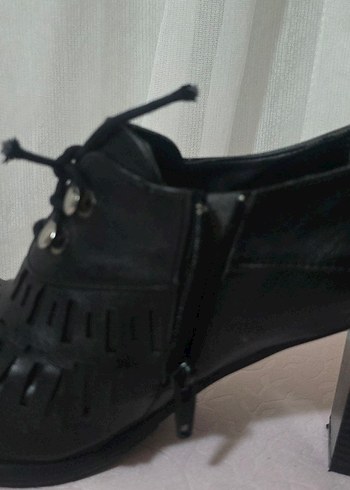 Püsküllü Siyah Topuklu Kadın Bot - Görsel 4