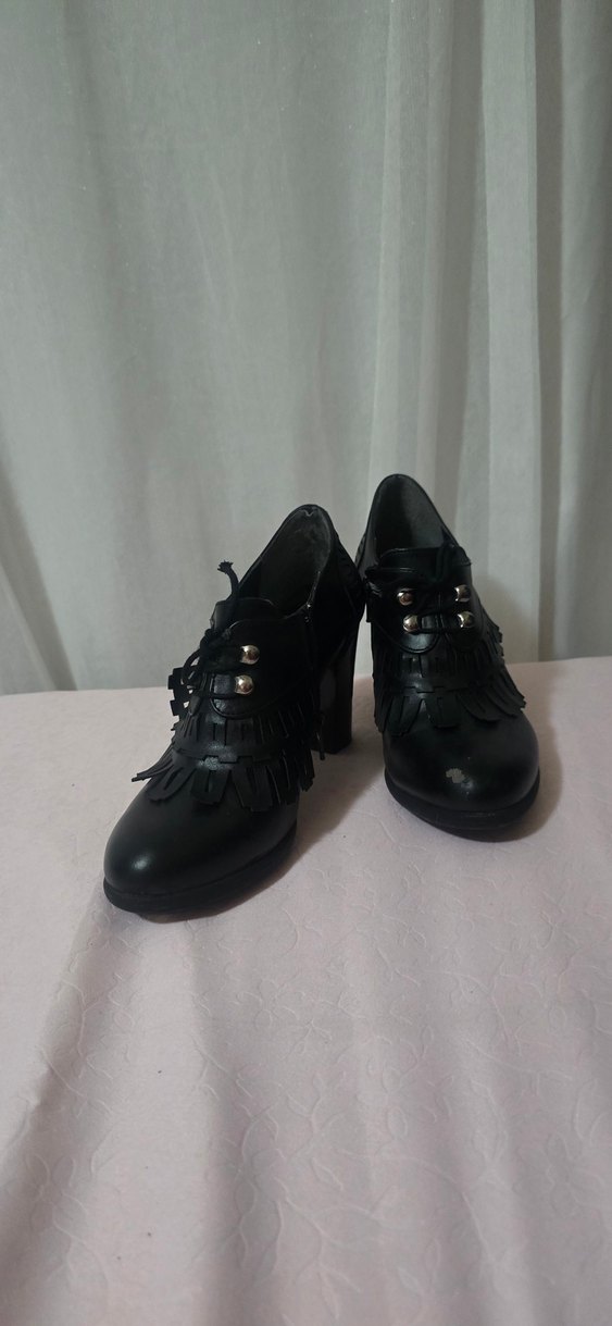 Püsküllü Siyah Topuklu Kadın Bot - Görsel 2