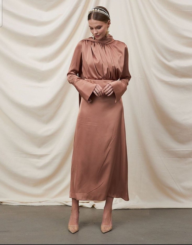 Camel Renkli Saten elbise - Görsel 3