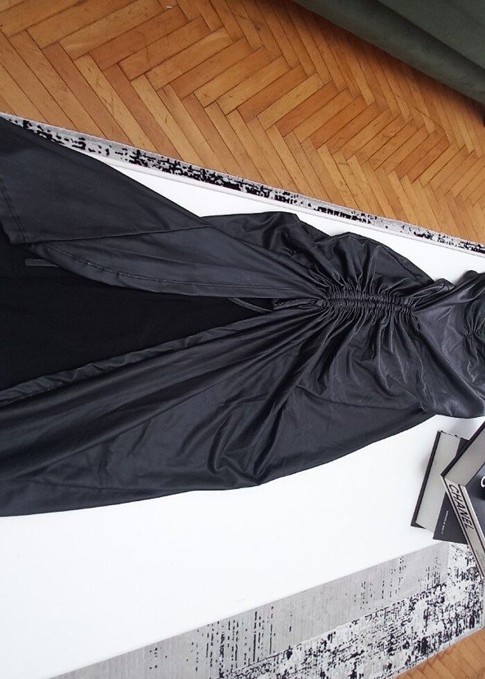 YUMUŞAK DERİ AYARLANABİLİR YIRTMAÇLI ELBİSE - Görsel 2