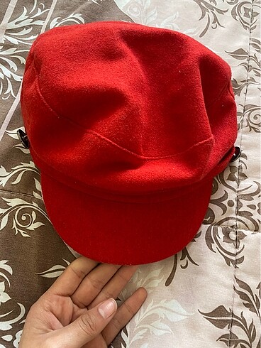 Kırmızı kasket şapka