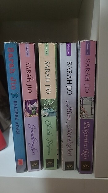 Sarah jio kitap Böğürtlen kışı , Mart menekşeleri , Kelebek adas