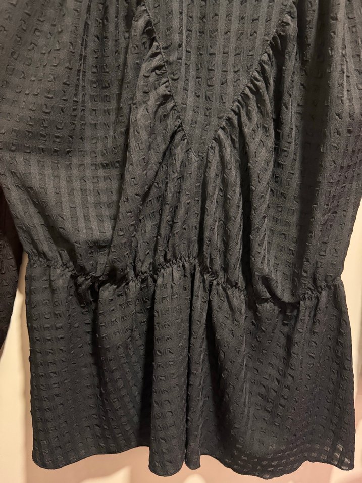 Uzun Kollu Siyah Fırfırlı Bluz - Görsel 4