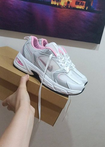 Beyaz Pembe Bağcıklı Spor Ayakkabı