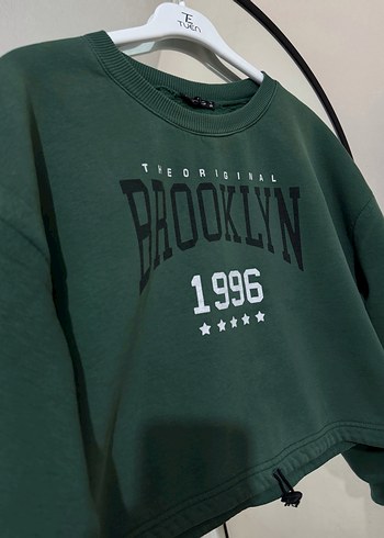 Zincir Detaylı Kısa Yeşil Sweatshirt - Görsel 2