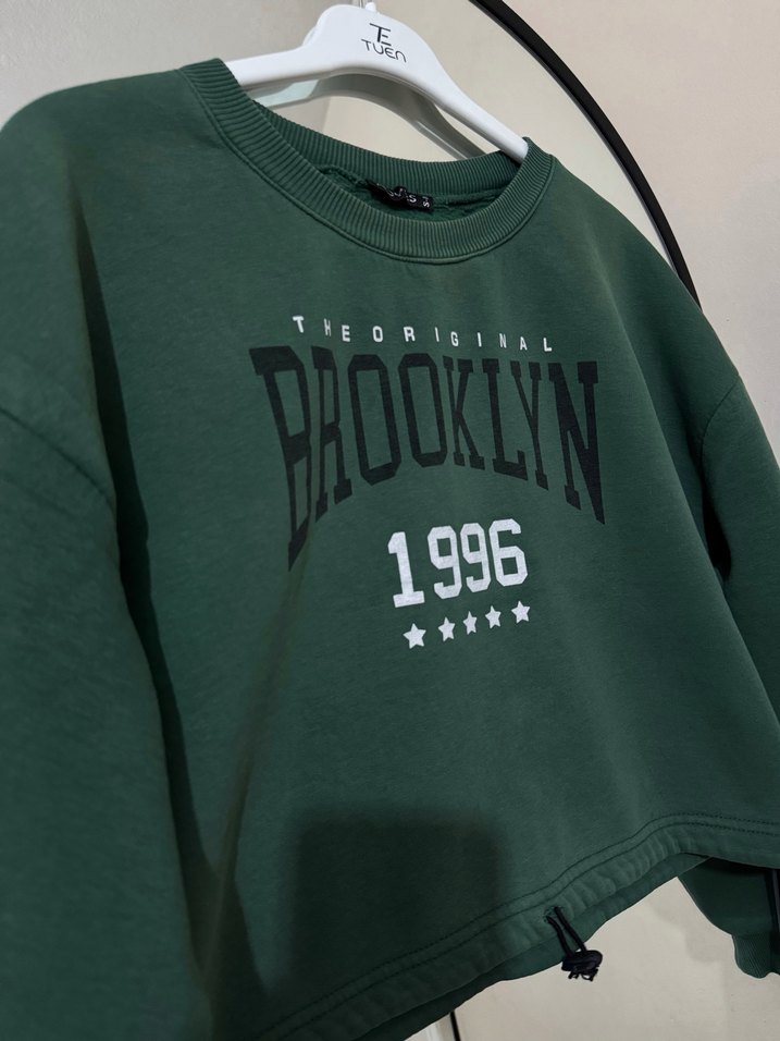 Zincir Detaylı Kısa Yeşil Sweatshirt - Görsel 2