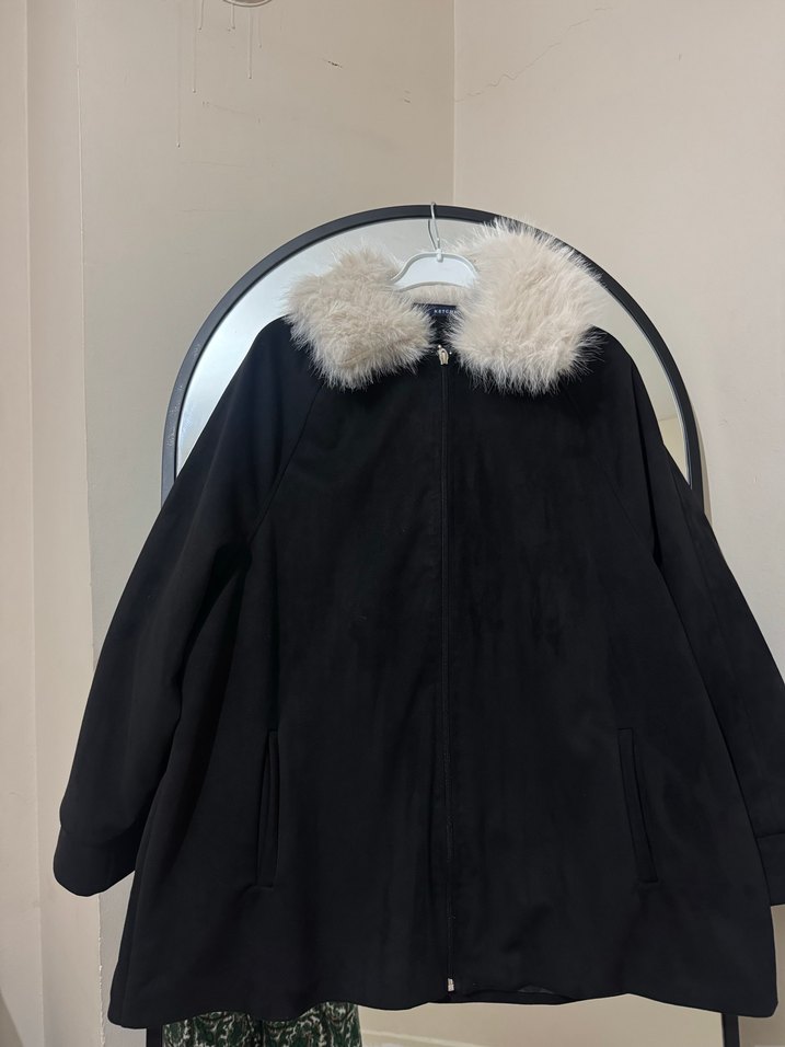 Kürk Detaylı Siyah Kadın Uzun Kollu Kaban - Görsel 2