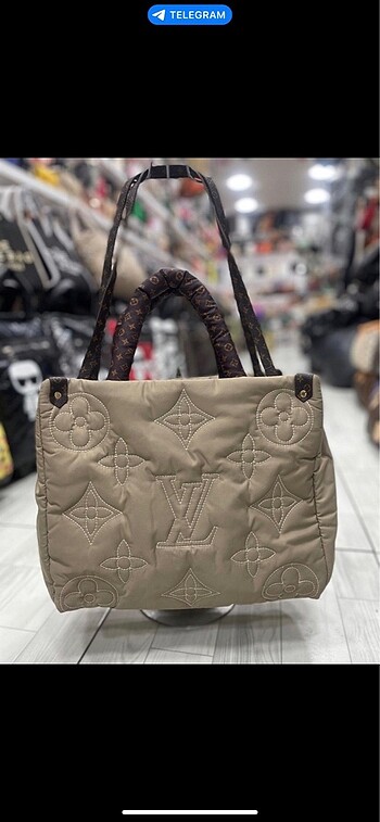 Louis Vuitton kol çantası