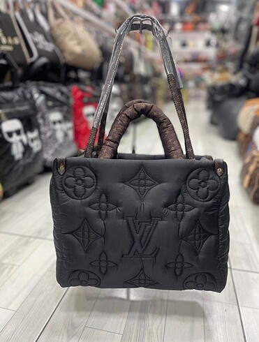 Louis Vuitton kol çantası