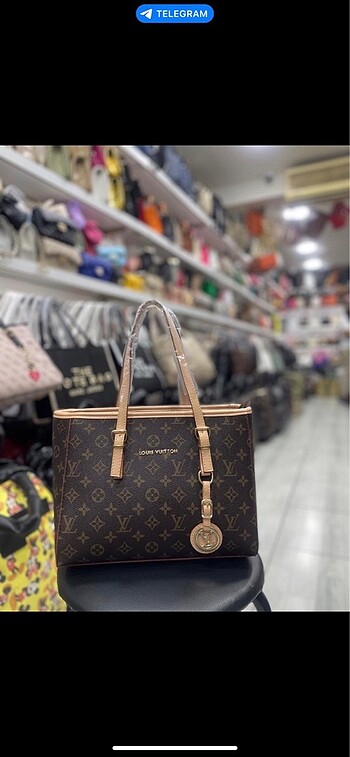 Louis Vuitton kol çantası