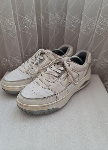 Skechers 44 numara 