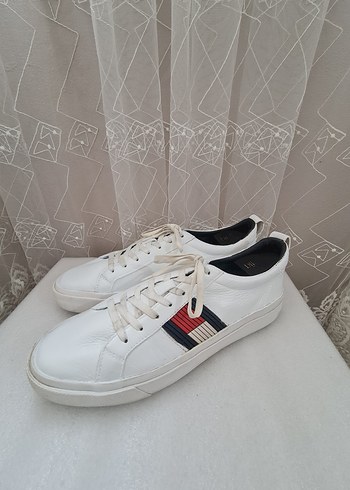 Tommy Hilfiger 42