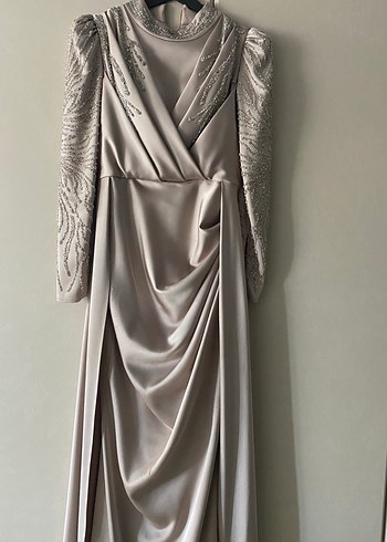 Uzun Kollu Drapeli Tesettür Abiye - Görsel 2