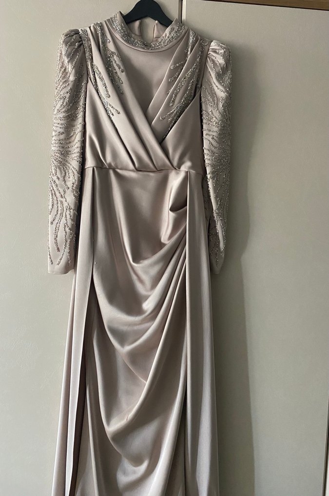 Uzun Kollu Drapeli Tesettür Abiye - Görsel 2