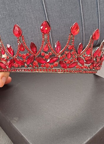 Beden çeşitli Renk Kırmızı kına ve Beyaz düğün tacı ve saç aksesuarı ile küpesi