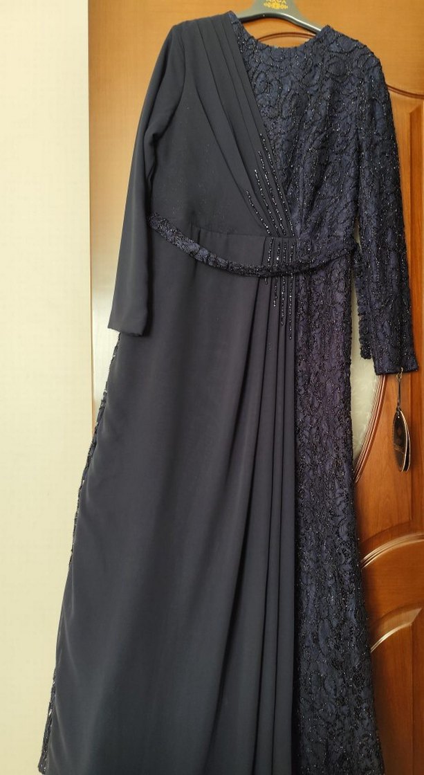 Drapeli Siyah Nakışlı Uzun Abiye Elbise - Görsel 4