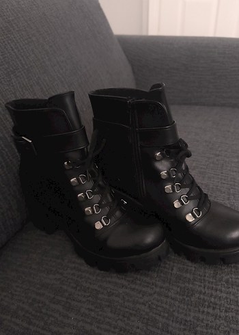 Kadın Siyah Deri Gotik Tokalı Bot - Görsel 2