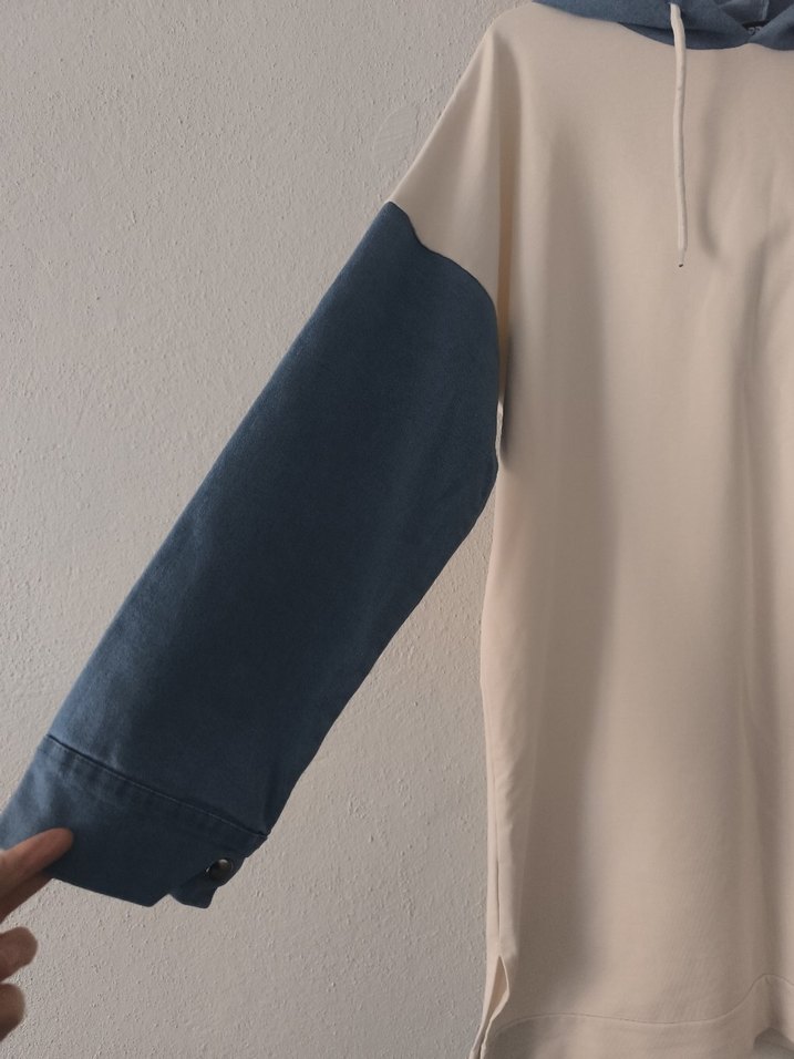 Beyaz Kapüşonlu Denim Detaylı Uzun Sweatshirt - Görsel 4