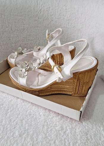 Düğmeli Beyaz Nakışlı Dolgu Topuklu Kadın Sandalet - Görsel 5