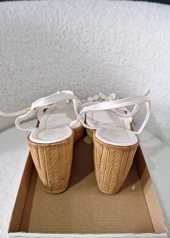 Düğmeli Beyaz Nakışlı Dolgu Topuklu Kadın Sandalet - Görsel 4