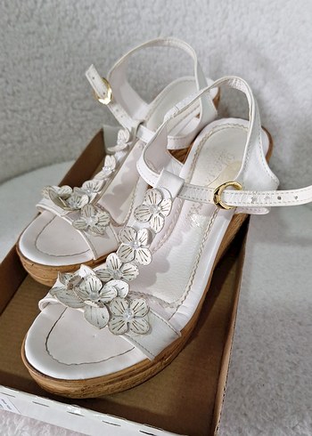 Düğmeli Beyaz Nakışlı Dolgu Topuklu Kadın Sandalet - Görsel 3