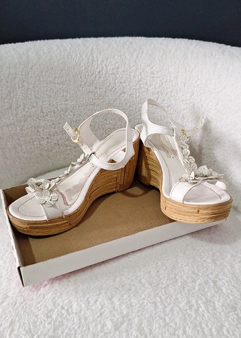 Düğmeli Beyaz Nakışlı Dolgu Topuklu Kadın Sandalet - Görsel 6