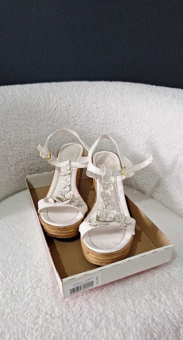 Düğmeli Beyaz Nakışlı Dolgu Topuklu Kadın Sandalet - Görsel 2