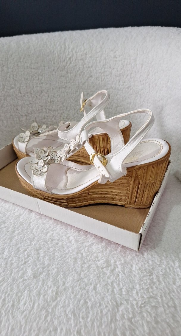 Düğmeli Beyaz Nakışlı Dolgu Topuklu Kadın Sandalet - Görsel 5