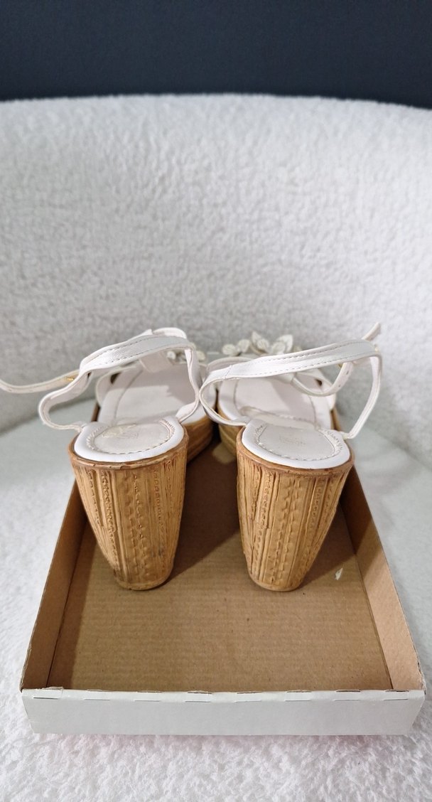 Düğmeli Beyaz Nakışlı Dolgu Topuklu Kadın Sandalet - Görsel 4