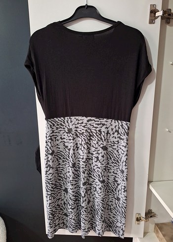 V Yaka Siyah Gri Elbise - Görsel 2