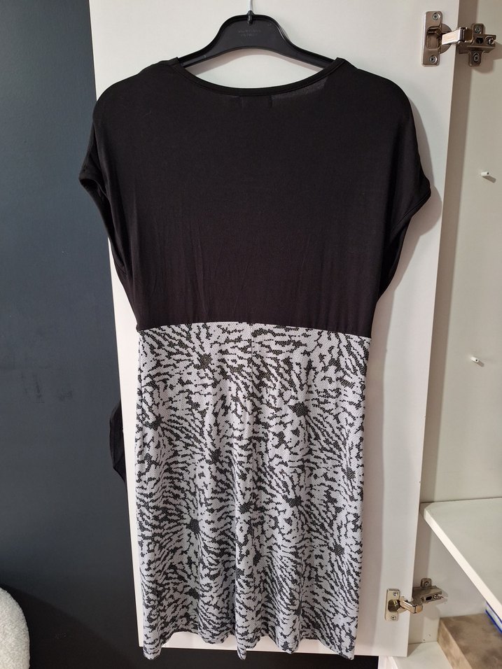 V Yaka Siyah Gri Elbise - Görsel 2