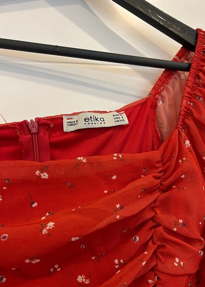 Kırmızı Çiçekli Elbise - Görsel 3