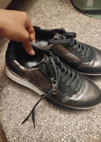 Gri Yılan Desenli Dolgu Topuklu Bağcıklı Spor Ayakkabı - Görsel 4