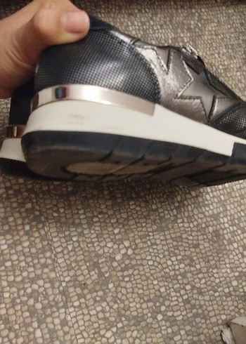 Gri Yılan Desenli Dolgu Topuklu Bağcıklı Spor Ayakkabı - Görsel 2