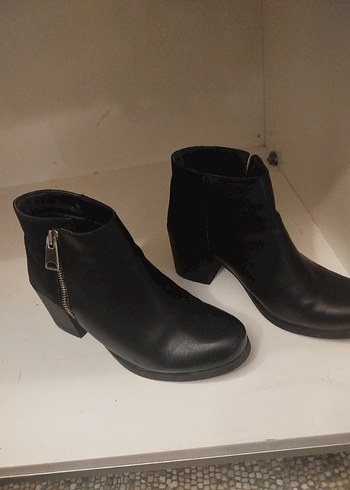 Siyah Deri Tokalı Kadın Topuklu Bot - Görsel 4