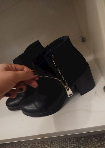 Siyah Deri Tokalı Kadın Topuklu Bot - Görsel 5