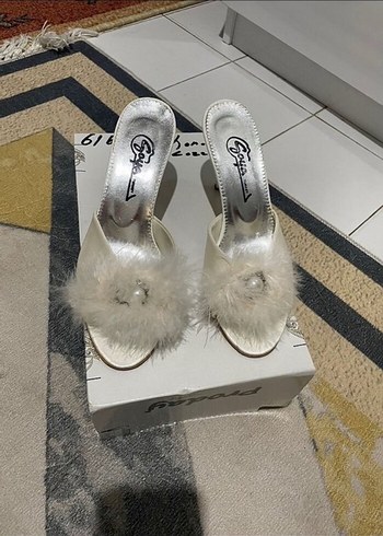 Beyaz Kürklü Kadın Dolgu Topuk Terlik