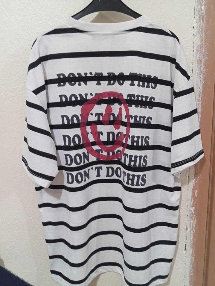 Gri Beyaz Çizgili 
 Tişört - Görsel 2