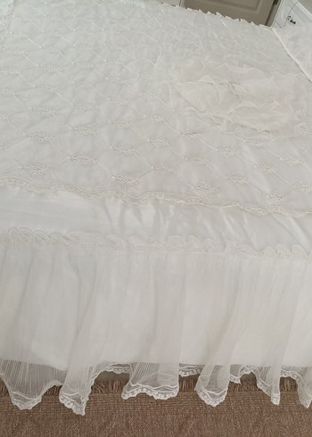 Nakışlı incili Beyaz Yatak Örtüsü - Görsel 3