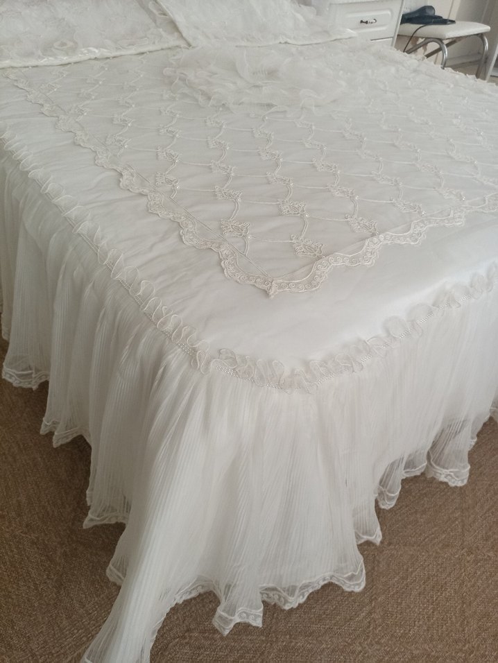 Nakışlı incili Beyaz Yatak Örtüsü - Görsel 2